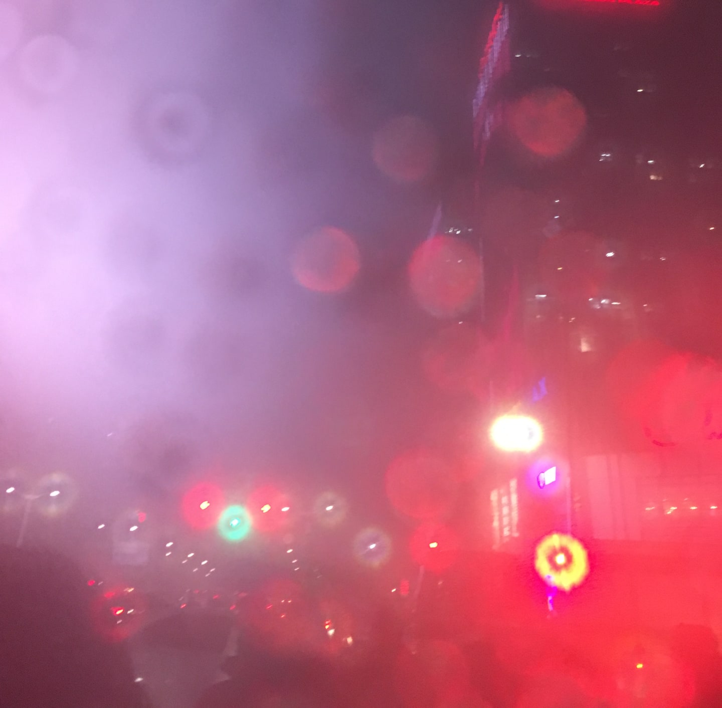 郑州街区的雨夜亮着红色的灯。