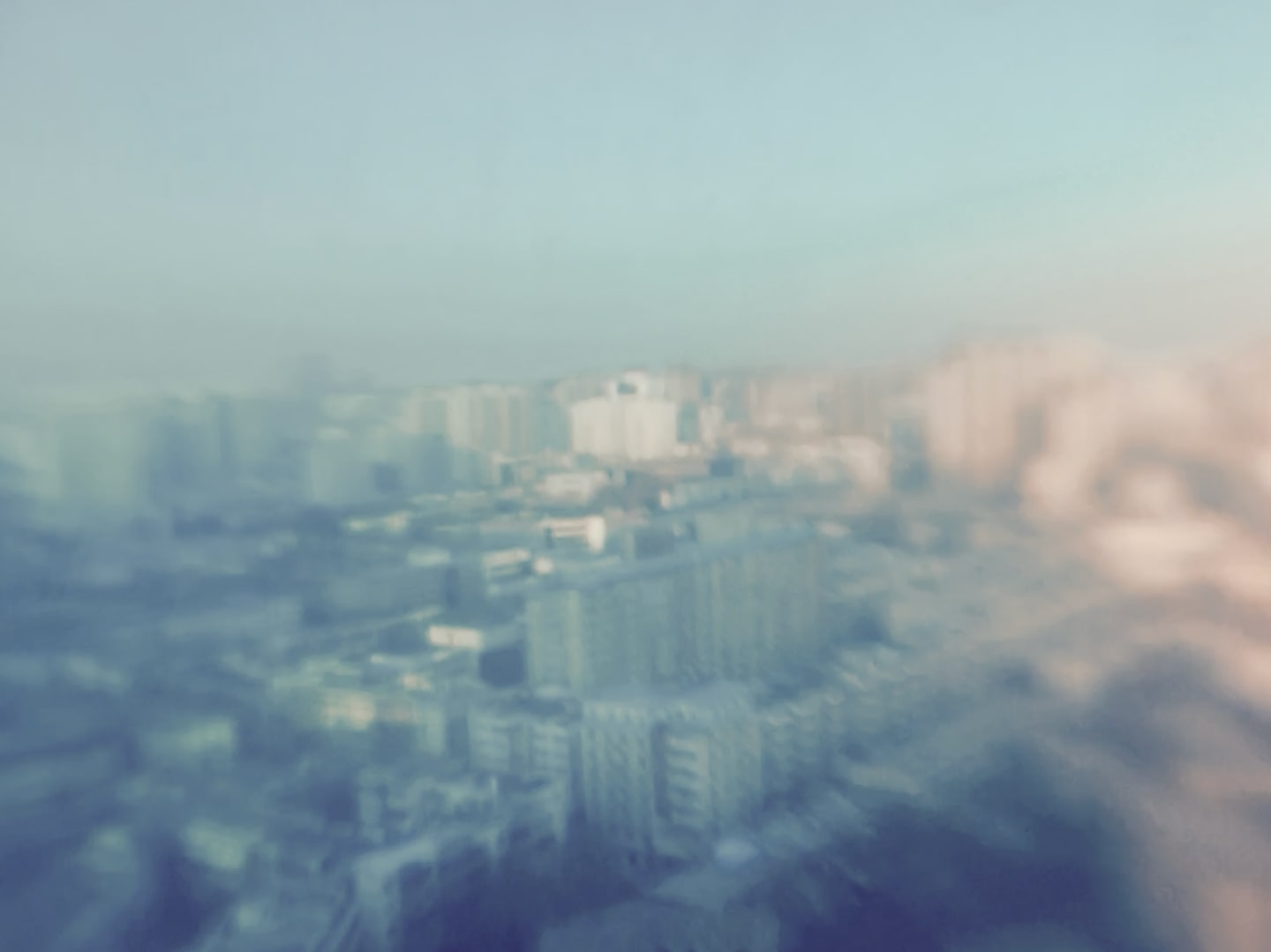 一片昏暗、蓝色的、模糊的建筑。